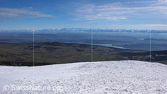 Foto: Blick vom Chasseral zu den Alpen und auf den Bielersee.