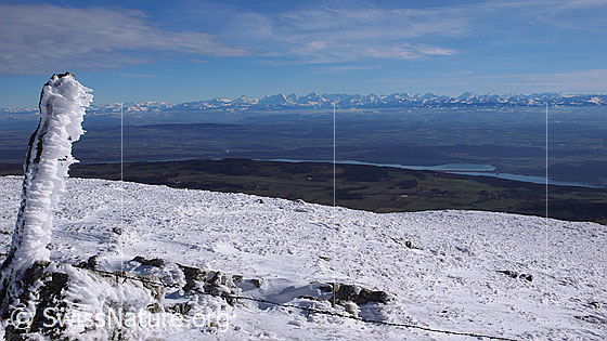 Foto: Blick vom Chasseral über den Bielersee zu den Alpen. Schnee, Wind und Kälte haben den Zaunpfahl im Vordergrund in eine winterliche Skulptur verwandelt.