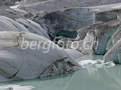 Foto: Gletschereis und Eisschollen im Gletschersee des Rhonegletschers und geschliffener Fels im Vordergrund.