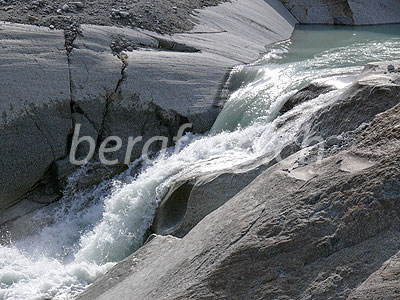 Foto: Ausfluss aus dem Gletschersee des Rhonegletschers. Hier entspringt die Rhone als sprudelnder Gletscherbach.