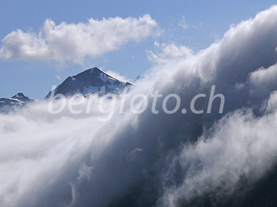 Foto: Bergspitze (Sidelhorn) und grosse Wolkenwalze über dem Grimselgebiet (Grimselschlange).