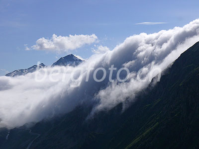 Foto: Mächtige Wolkenwalze im Grimselgebiet (Grimselschlange). Der Gipfel des Sidelhorns ragt aus den Wolken.