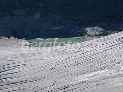 Foto: Rhonegletscher mit Gletschersee (Randglazieler See).


