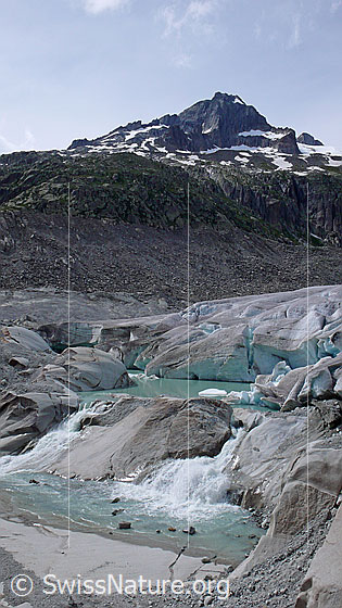 Foto: Blick über die Rhonequelle zu den Gärstenhörnern. Gletscherzunge und Gletschertor des Rhonegletschers münden in einen neu entstandenen Gletschersee. Der Gletscher hat auf seinem Rückzug einen Felsriegel freigelegt, an welchem sich das Wasser nun staut. Durch weiteres Abschmelzen des Gletschers wird sich der See vergrössern und im Laufe der Zeit eine Naturgefahr darstellen.