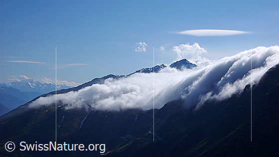 Foto: Mächtige Nebelwalze im Grimselgebiet (Grimselschlange). Der Gipfel des Sidelhorns ragt aus den Wolken.