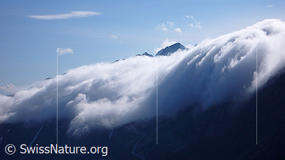 Foto: Mächtige Wolkenwalze (Grimselschlange) im Grimselgebiet. Der Gipfel des Sidelhorns ragt aus den Wolken.