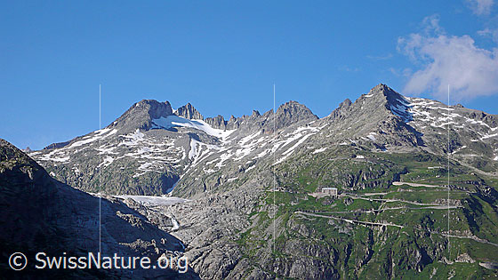 Foto: Gletscherzunge des Rhonegletschers, Sidelenhorn, Gross Furkahorn, Klein Furkahorn und Passstrasse zum Furkapass.