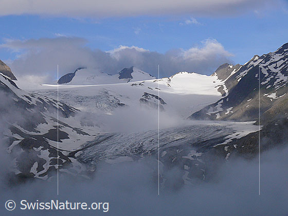 Foto: Wolkenstimmung über Blinnenhorn und Griesgletscher mit Spiegelung im Griessee.