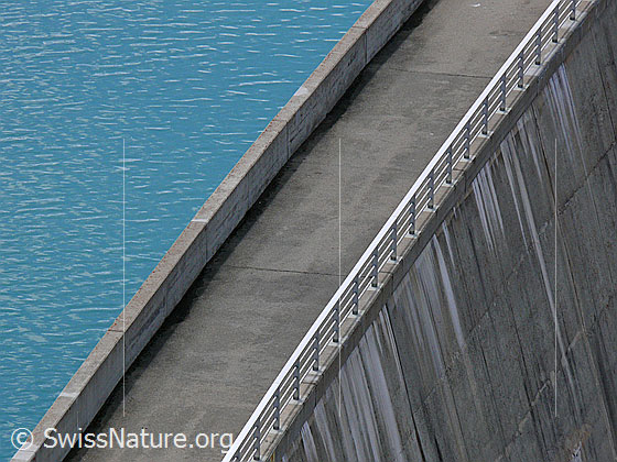 Foto: Krone der Staumauer am Griessee.