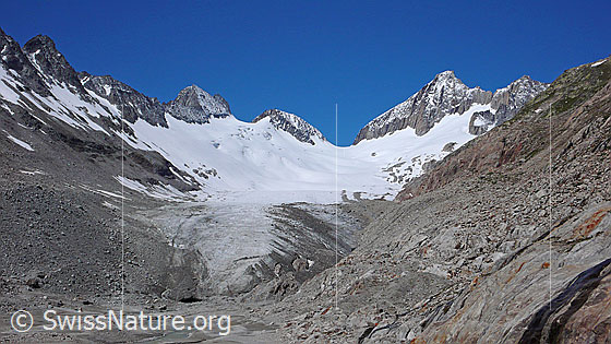 Foto: Gletscherzunge und Gletschertor des Oberaargletschers und Schwemmlandschaft im Gletschervorfeld. Im Hintergrund sind Roossehörner, Oberaar-Rothorn, Nollen, Oberaarjoch und Oberaarhorn zu sehen.
