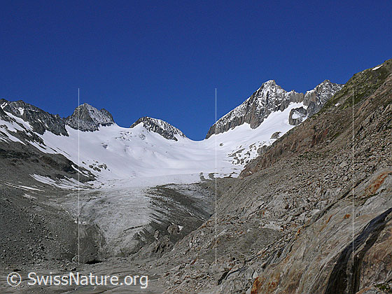 Foto: Gletschertor und Gletscherzunge des Oberaargletschers und Schwemmlandschaft im Gletschervorfeld. Im Hintergrund sind Oberaar-Rothorn, Nollen, Oberaarjoch und Oberaarhorn zu sehen.
