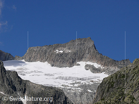 Foto: Gross Diamantstock und Bächligletscher.
Links die Obri Bächli-Licken. Von links führt der Südwestgrat (Teil der Normalroute) auf den Gipfel. Von rechts steigt der Ostgrat (Bekannte und beliebte Kletterroute) zum Gipfel hoch.
