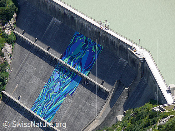 Foto: Staumauer mit Gemälde. Räterichsboden-Staumauer mit Gemälde "Mélisande" des Künstlers Pierre Mettraux.