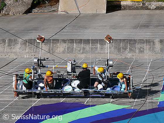 Foto: Der luftige Arbeitsplatz der Künstler.
Staumauer mit Gemälde. Räterichsboden-Staumauer mit Gemälde "Mélisande" des Künstlers Pierre Mettraux.