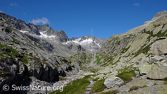 Foto: Bergweg durch Felslandschaft des Bächlitals mit Blick zu Brünberg und Brandlammhorn.