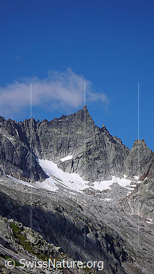Foto: Gezackter Felsgrat des Brünberg und Schneereste am Fusse der Felswand.
