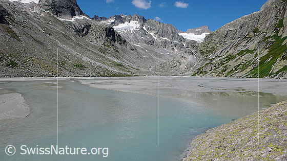 Foto: Schwemmebene mit Gletscherwasser und Sandablagerungen im Bächlisboden. Im Hintergrund sind Brandlammhorn, Bächligletscher und Gross Diamantstock zu sehen.