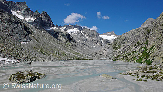 Foto: Schwemmebene und Berglandschaft im Bächlital (Haslital). Blick über die weite Schwemmlandschaft mit Sandbänken und Wasserläufen zu Brünberg, Brandlammhorn, Bächligletscher, Gross Diamantstock und Chlyne Diamantstock.