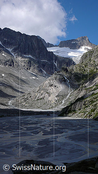 Foto: Gross Diamantstock, Bächligletscher, Bächlitalhütte auf Felssporn und Schwemmebene im Vordergrund. Berglandschaft mit Licht und Schatten.