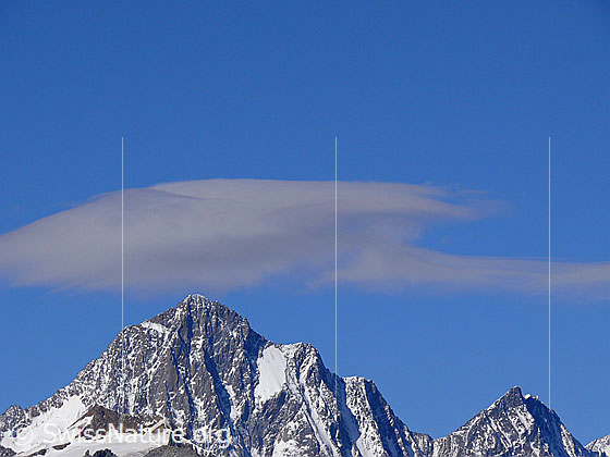 Foto: Finsteraarhorn von Osten mit Föhnwolke über dem Gipfel.
