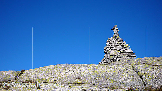 Foto: Felsgrat mit Steinmann.