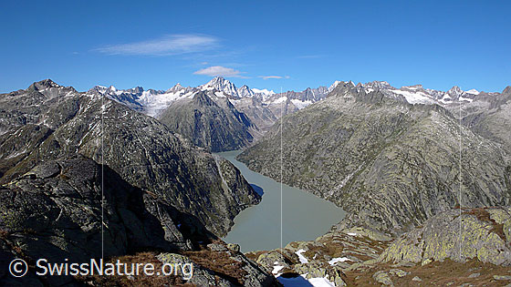 Foto: Tiefblick auf den Grimselsee und auf die Berglandschaft der Alpenregion zu Sidelhorn, Finsteraarhorn, Brünberg und Hiendertelltihorn.