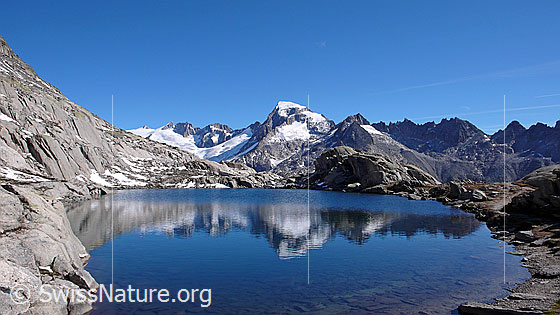 Foto: Spiegelung des Galenstock in einem Bergsee. Weiter sind in dieser Bergkette Dammastock, Rhonestock, Tiefenstock, Sidelenhorn und Gross Furkahorn zu sehen.
