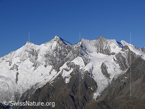Foto: Mischabel mit den Gipfeln: Täschhorn, Dom, Lenzspitze, Nadelhorn, Stecknadelhorn, Hohbärghorn. Davor das Ulrichshorn.
Gletscher: Links der Feegletscher, rechts der Hohbalmgletscher.
