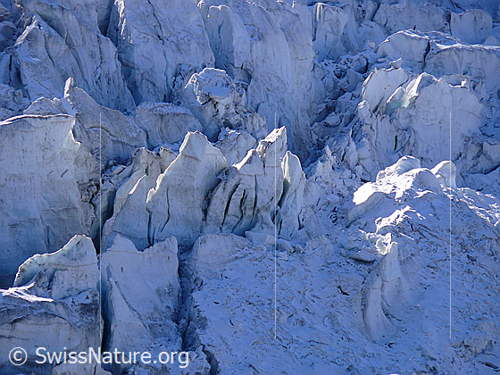 Foto: Gletscherabbruch mit Licht und Schatten auf den Eistürmen.