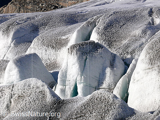 Foto: Gletscherabbruch am Rand des Rhonegletschers.