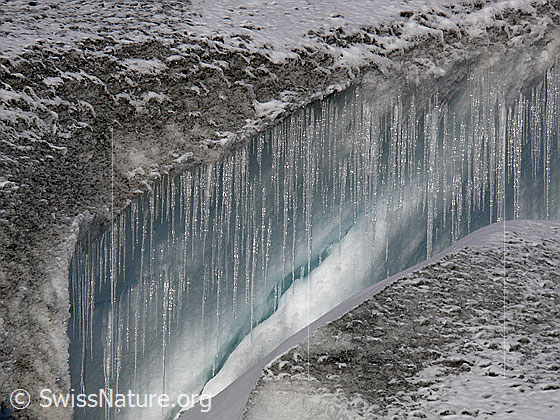 Foto: Eiszapfen an einer Gletscherspalte.