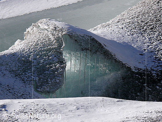 Foto: Natürliches Kunstwerk im Gletschereis. An der Eisskulptur haben sich Eiszapfen gebildet.