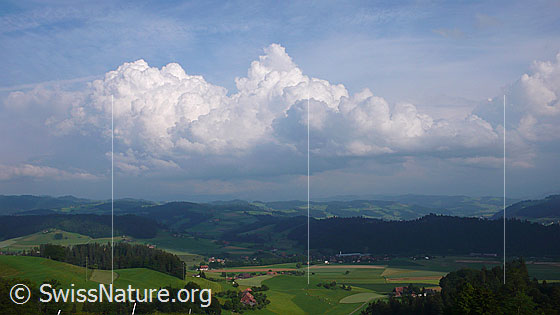 Foto: Gewitterwolken über Emmentaler Hügellandschaft.