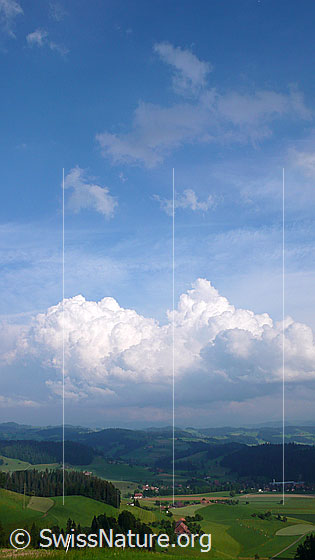 Foto: Wolkentürme in Gewitterwolken über Emmentaler Hügellandschaft.