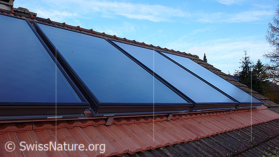 Foto: Sonnenkollektoren auf Hausdach.