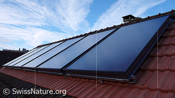 Foto: Sonnenkollektoren auf Hausdach.