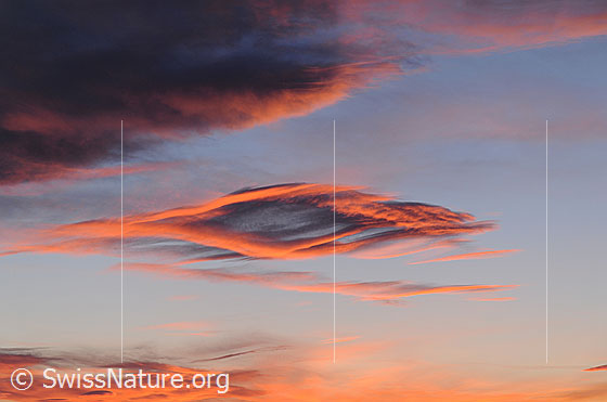 Foto: Wolken im Morgenrot.  Die Föhnlage hat zur Entstehung der interessanten Wolkenform beigesteuert.