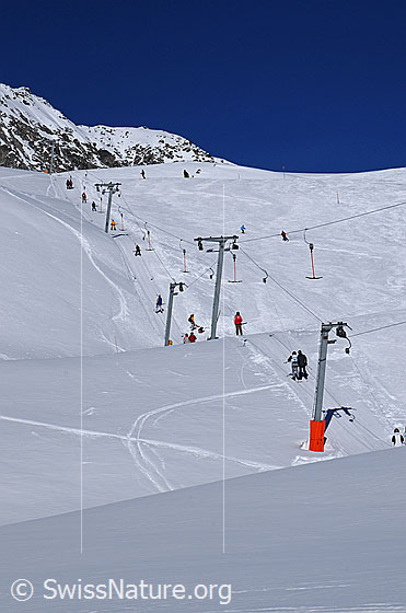Foto: Skilift und Piste im Skigebiet Fiescheralp.