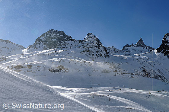Foto: Streiflicht fälllt auf die vom Föhnsturm heimgesuchte Berglandschaft und lässt die Schneeverfrachtungen gut erkennen. Zu sehen sind der Übergang Valdeserta, das Bochtehorn und das Kleines Schinhorn.