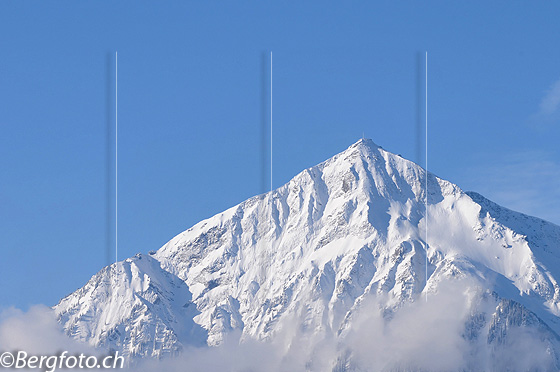 Foto: Weisser Berggipfel.
Gipfel des Niesen mit Schnee.