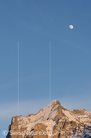 Foto: Wetterhorn und Mond im Abendlicht.
