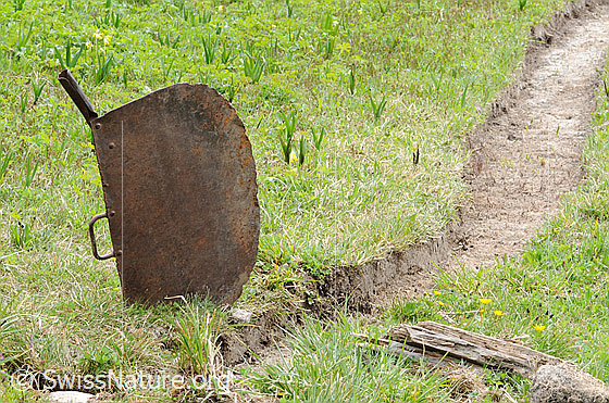 Foto: Offener Schieber in einer Suone (Wasserleitung).