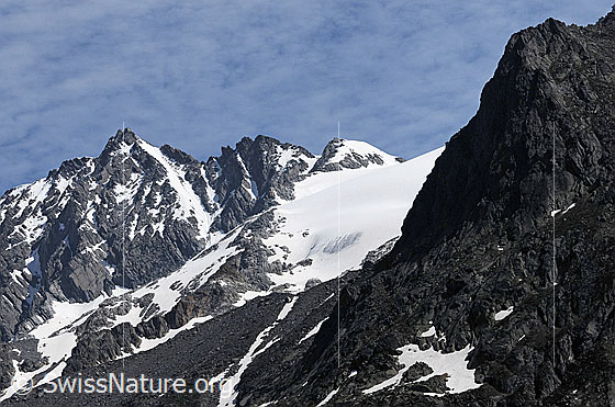 Foto: Alpligletscher und gezackter Felsgrat. In den Felsen und Rinnen liegen noch Schneereste.