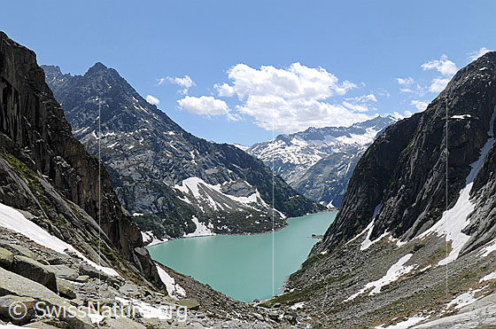 Foto: Urtümliche Berglandschaft mit Tiefblick auf den Gelmersee und zum Schoibhoren. Am Himmel befinden sich Quellwolken.
