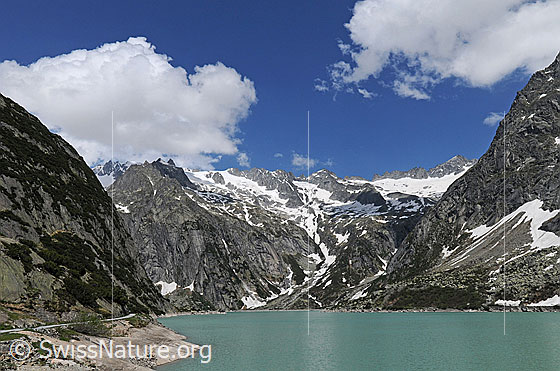 Foto: Bergweg am Ufer des Gelmersee (Stausee) mit Ausblick auf Tieralplistock, Alpligletscher und Hintere Gelmerhörner.