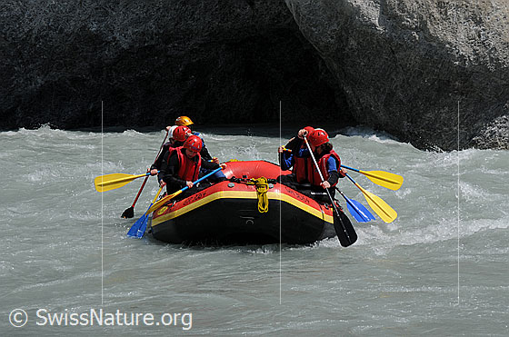 Foto: Riverrafting durch die Rheinschlucht.