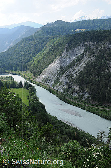 Foto: Tiefblick auf den Flusslauf des Vorderrheins und die Bahnstrecke der Rhätischen Bahn.