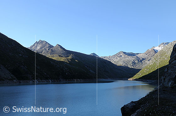 Foto: Morgen am Mattmarkstausee. Spechhorn, Galmenhorn, Joderhorn, Monte Moropass, Monte Moro und Mattmarkstausee im Morgenlicht.