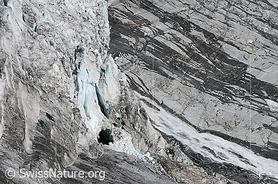 Foto: Gletscherabbruch und Gletscherbach des Allalingletschers und Gletscherschliff in der Felslandschaft im Hintergrund.