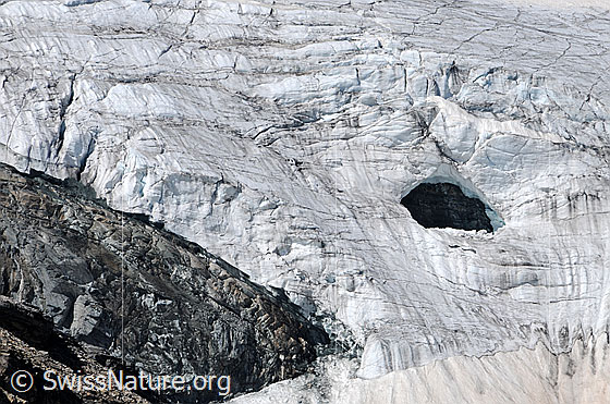 Foto: Loch im Allalingletscher. Eis und Fels am Gletscherrand.